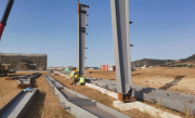 中国二冶钢构分公司大连长兴岛项目9号厂房首根钢柱吊装完成
